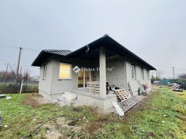 Szigethalomi 97 nm-es h�z elad�