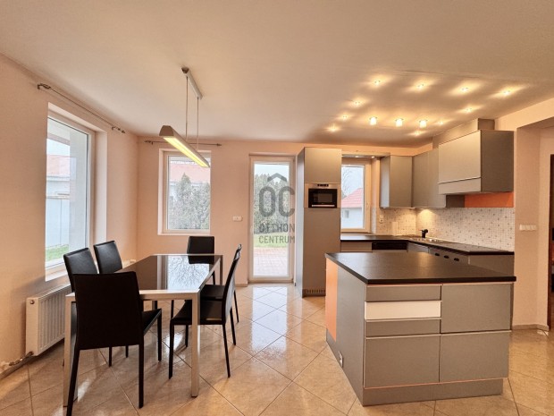 Szigetk�zi csal�dih�z!