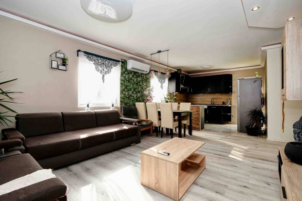 Szigetmonostoron k�tszintes csal�di h�z elad�!