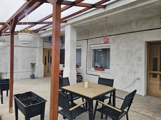 Szigetszentmikl�s, V�ros k�zpont k�zeli utca, 85 m2-es, csal�di h�z