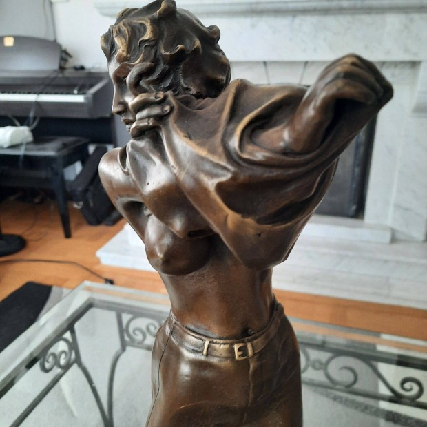 Szignlt nagymret, modern bronz szobor