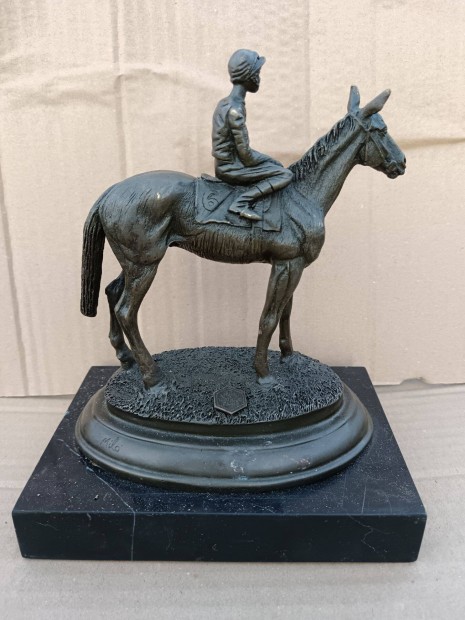 Szigns bronz lovas szobor , zsok