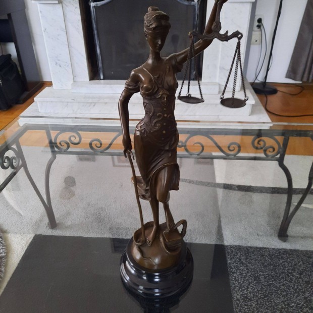 Szignzott Justitia bronz szobor