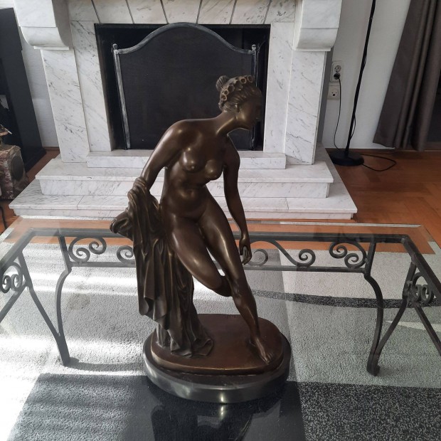 Szignzott bronz szobor