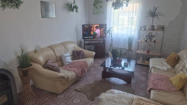 Szihalmon, Zs�ry f�rd� k�zels�g�ben k�tszintes h�z elad�