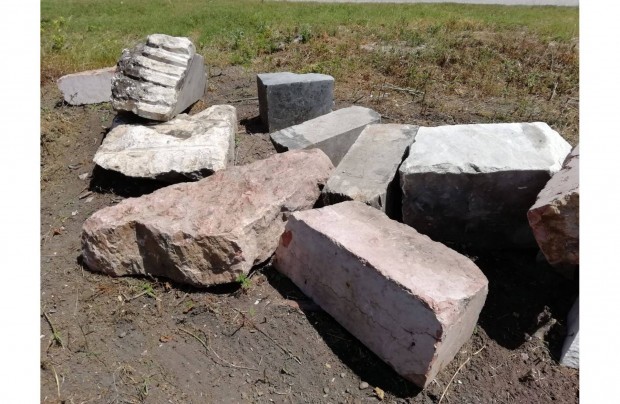 Sziklakerti kő terméskő, tardosi márvány tömb, mészkő kőtömb sziklakő