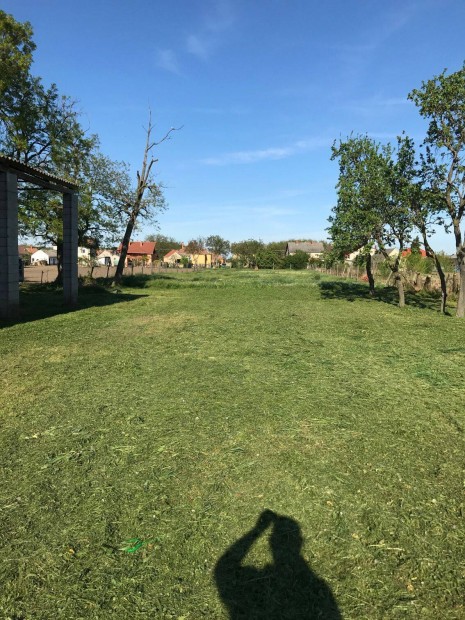 Szil- 2500 n�gyzetm�teres be�p�thet� telek, mell�k�p�letekkel