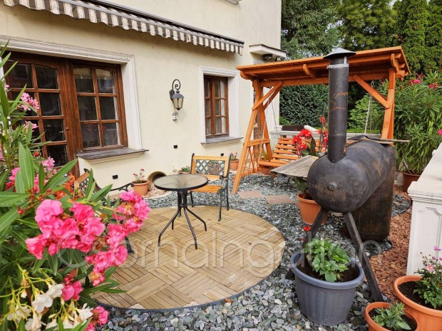 Szil - egyedi, csal�di h�z jelleg� villa elad�