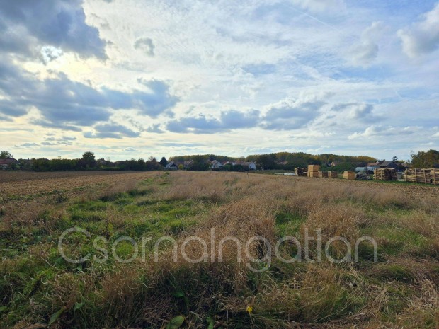 Szil - telek elad�