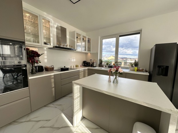 Szinte �j, panor�m�s csal�di h�z elad� V�cr�t�ton  3 h�l�, nagy