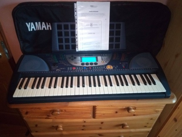 Szintetiztor Yamaha keyboard