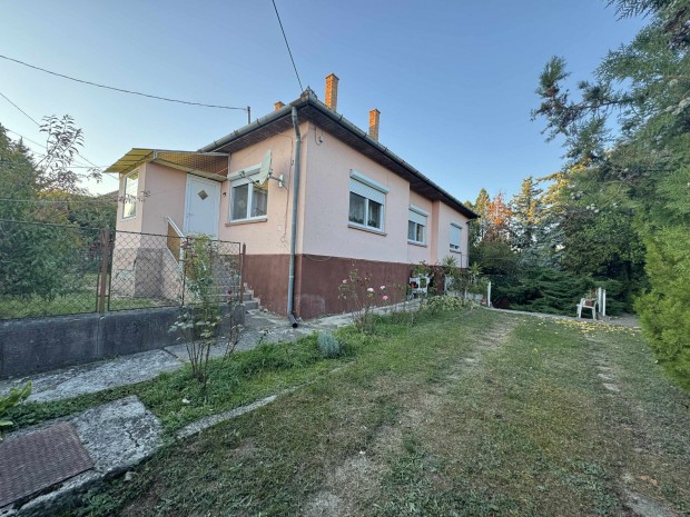 Szir�k elad� csal�di h�z!