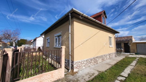 Szirma csendes utc�j�ban 3 szob�s csal�di h�z 1071 m2 kerttel elad�!