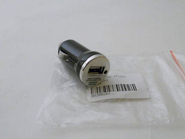 Szivargyjt adapter - USB aljzattal fekete