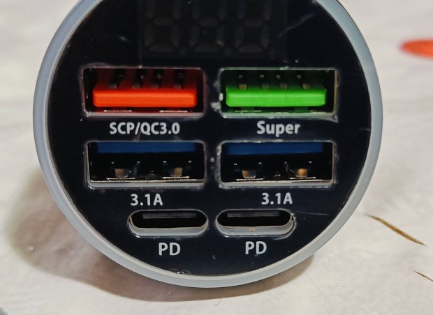 Szivargyjt talakt, 4db USB,s 2db USB-C 