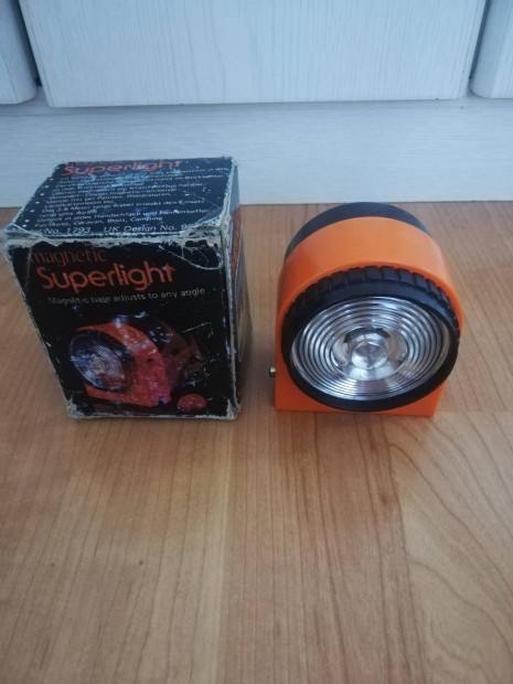 Szivartöltő csatlakozóval ellátott retro autós lámpa eladó!