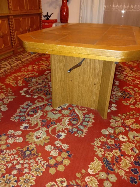 Szoba asztal (doh�nyz� asztal)