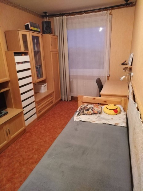 Szoba kiadó rezsivel az árban