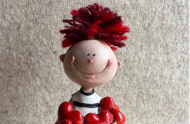 Szobor - piros hajú fiút ábrázoló kis figura