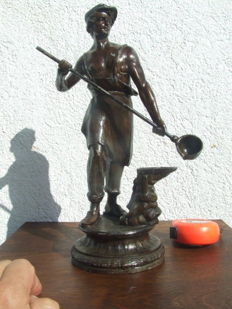 Szobor olvasztár