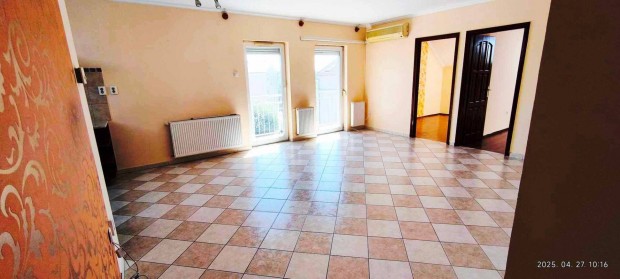 Szoboszli ton 48 m2 nappali +2 fl szobs laks garzzsal elad