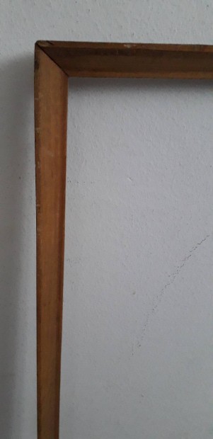 Szocreál fa képkeret üveg nélkül fellelt állapotban.