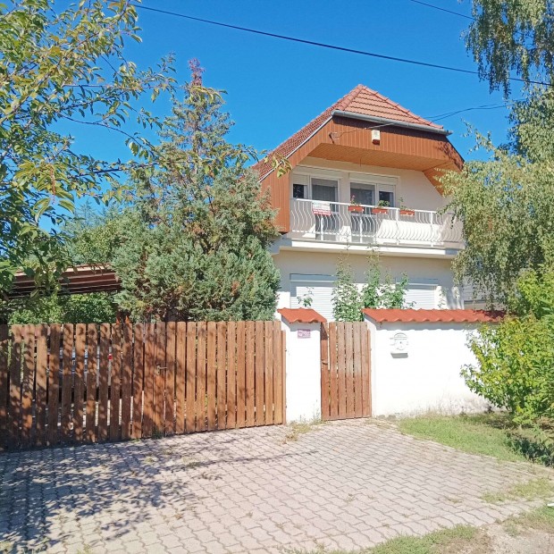 Szolnok Alcsiszigeten csal�di h�z elad�