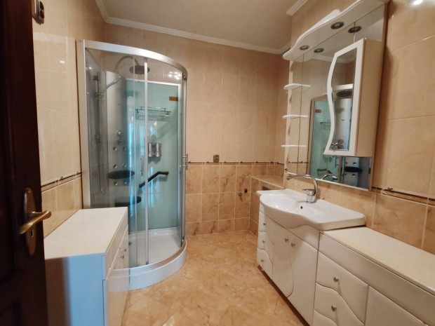 Szolnok Belv�ros Bels� 2 szintes lak�s Elad�