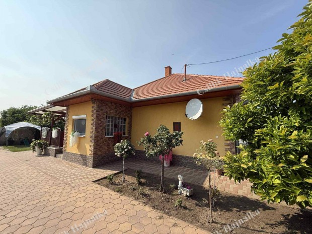 Szolnok Déli városrész, felújított családi ház 96 m2, tégla falazat