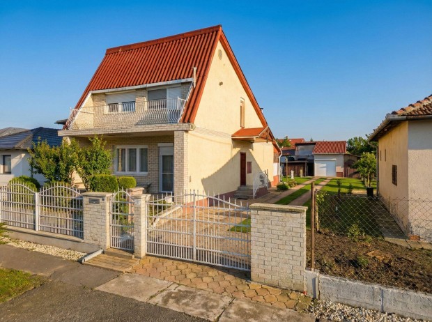 Szolnok Kertv�ros: 137 nm-es csal�di h�z