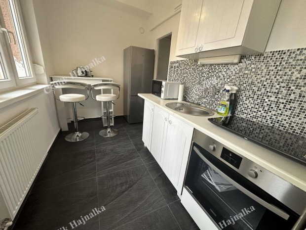 Szolnok Kossuth t�r 53 m2-es, ig�nyesen fel�j�tott, b�torozott lak�s