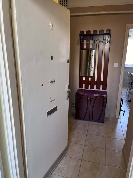 Szolnok Tallin varosr�szen a Pusk�s T. k�t elej�n 2 szobas lak�s