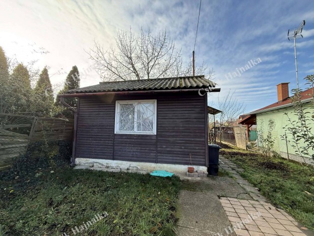 Szolnok V�zpart k�r�t k�zel�ben 270 m2 telken kis fah�z