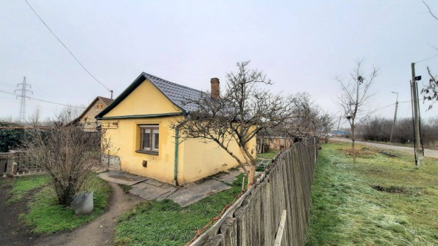 Szolnok, Déli városrészen 32 m2 hasznos alapterületű családi ház Eladó