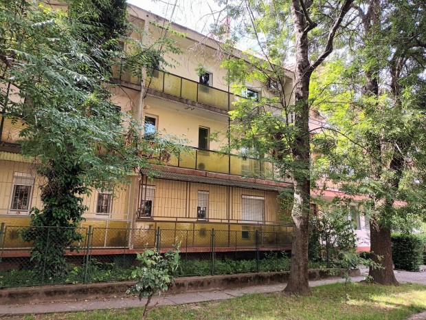 Szolnok, Kisfaludy utcai háromszobás lakás, garázzsal