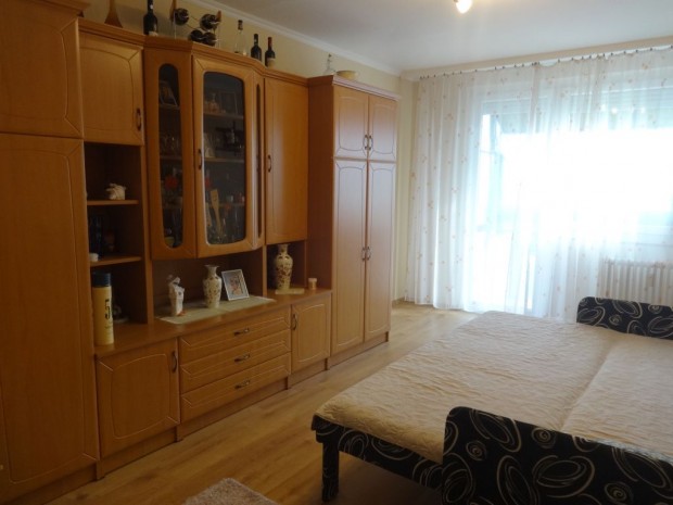 Szolnok, Malom utca, 68 m2-es, t�rsash�zi lak�s, 3 szob�s, fel�j�tott