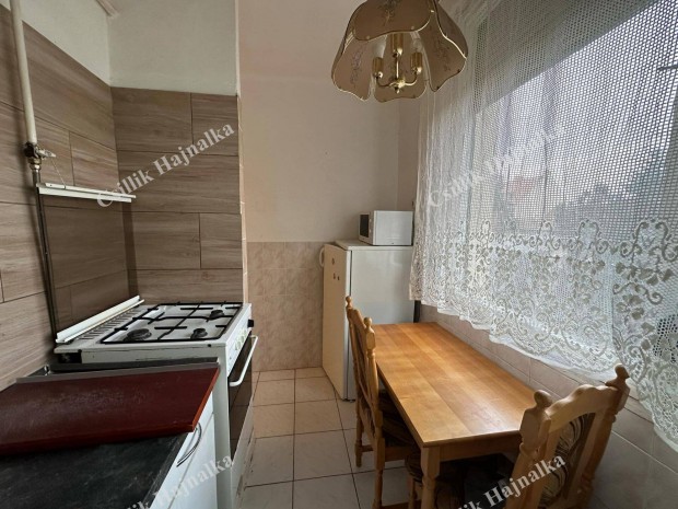 Szolnok, Mikszáth Kálmán utca 1. em., 62 m2-es loggiás lakás