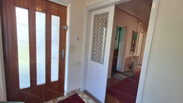 Szolnok - Szandasz�l�s�n k�d�r kocka t�pus� csal�di h�z elad�