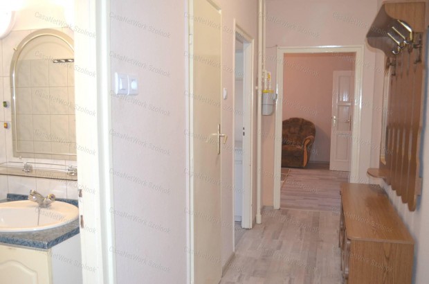 Szolnok, belvárosi két szobás, bútorozott, első emeleti albérlet kiadó