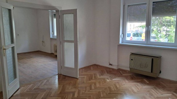 Szolnok belv�ros�ban 2 szob�s f�ldszinti lak�s elad�