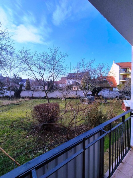 Szolnok belv�ros�ban 2 szob�s lak�s elad�