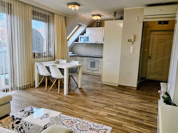 Szolnok belv�ros�ban , az egyik legkedveltebb utc�ban , gy�ny�r� ,