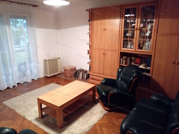 Szolnok belvárosában eladó földszinti 3 szobás lakás garázzsal!