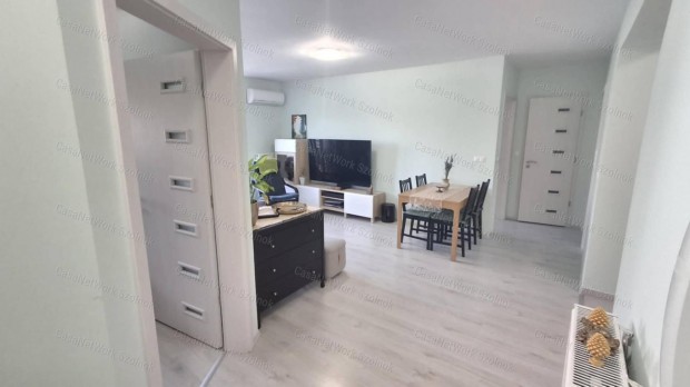 Szolnok belvárosának egyik legszebb utcájában újszerű lakás eladó