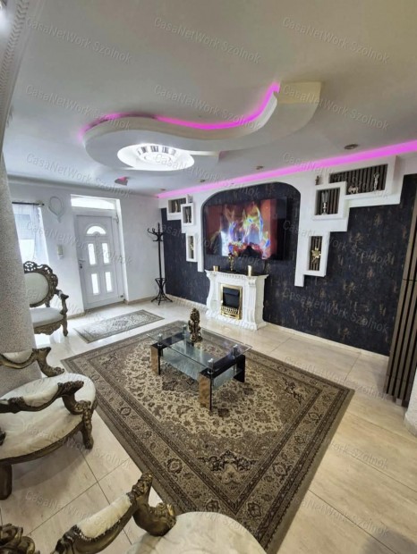 Szolnok belv�rosi, 86 nm-es, 4 szob�s csal�di h�z v�rja �j lak�it