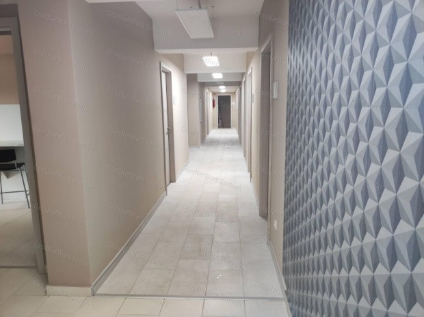 Szolnok belv�rosi irodah�zban irod�k kiad�k!