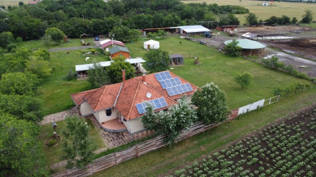 Szolnok külterületén családi birtok eladó!