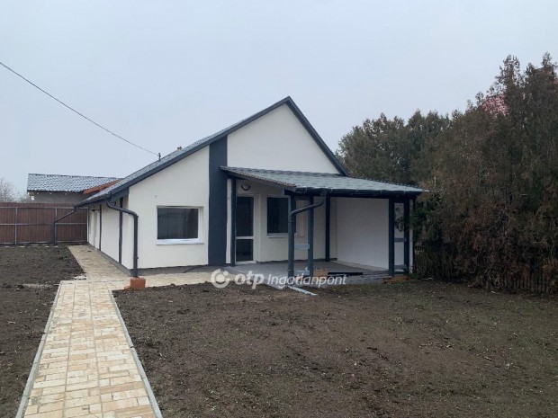 Szolnoki 100 nm-es h�z elad�