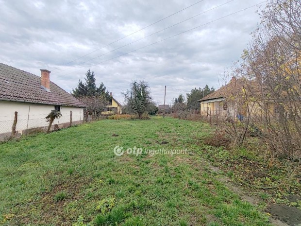 Szolnoki 1499 nm-es telek elad�