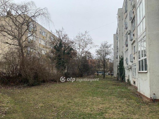 Szolnoki 42 nm-es lak�s elad�